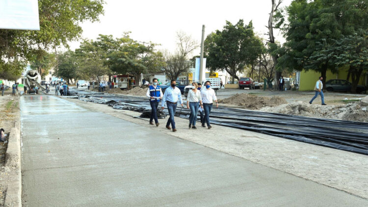 Gobernador y alcaldesa supervisan obras de pavimentación en Victoria