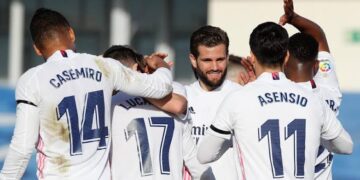 El Real Madrid pasa encima del Valencia y pisa los talones al Atleti
