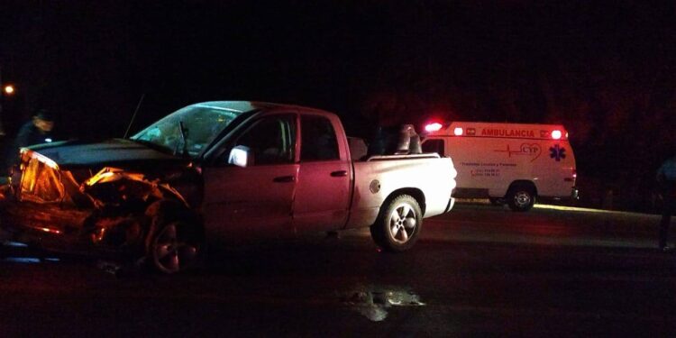 Se lesiona jornalero al chocar camioneta con tráiler