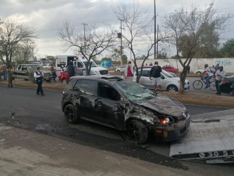 Vuelca por exceso de velocidad