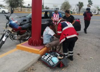 Cae empleado de motocicleta y se lesiona