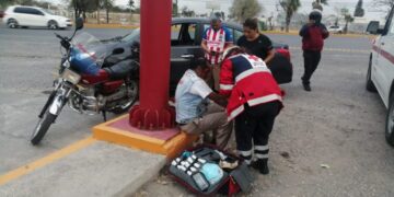 Cae empleado de motocicleta y se lesiona