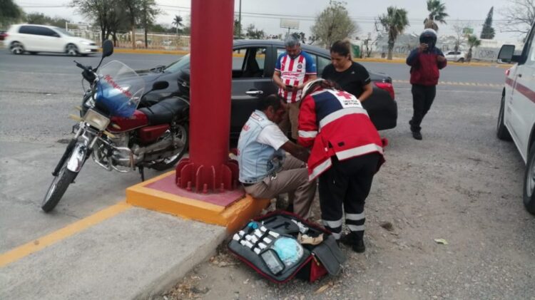 Cae empleado de motocicleta y se lesiona