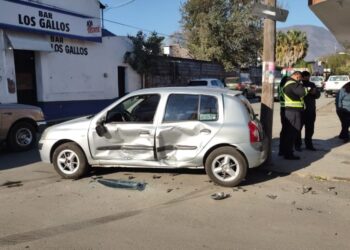 Pareja se lesiona en aparatoso choque