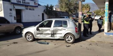 Pareja se lesiona en aparatoso choque