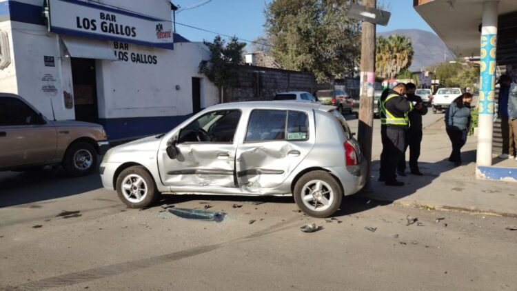 Pareja se lesiona en aparatoso choque