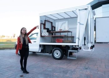 Premia Nissan a maestra por su esfuerzo en la educación