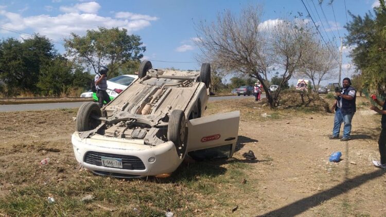 Vuelca empleado de Gran D y se lesiona