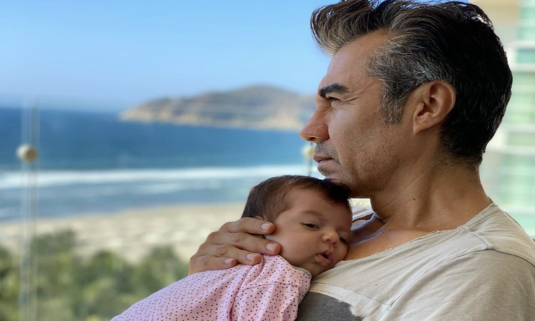 Adrián Uribe comparte escena conmovedora a lado de su hija