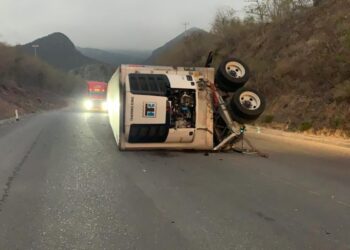 Vuelca contenedor cargado con aguacate