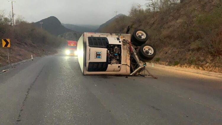 Vuelca contenedor cargado con aguacate