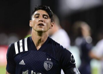 Alan Pulido: “Sigo extrañando a mis Chivas”