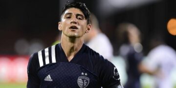 Alan Pulido: “Sigo extrañando a mis Chivas”
