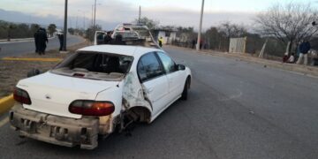 Se estrella contra luminaria