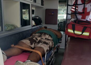 Herido al estrellar moto en camioneta que omitió alto