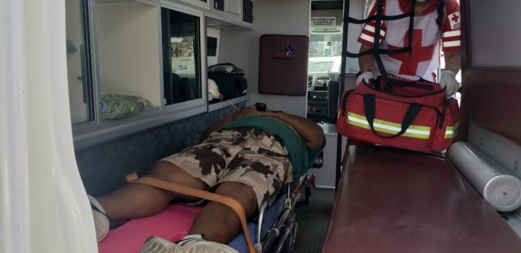 Herido al estrellar moto en camioneta que omitió alto