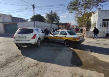 Taxi choca con camioneta