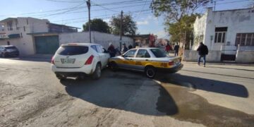 Taxi choca con camioneta