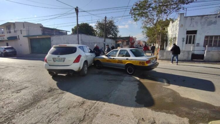 Taxi choca con camioneta