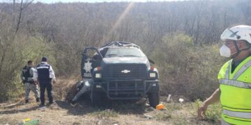 Vuelca camión De la Guardia Nacional, tres heridos