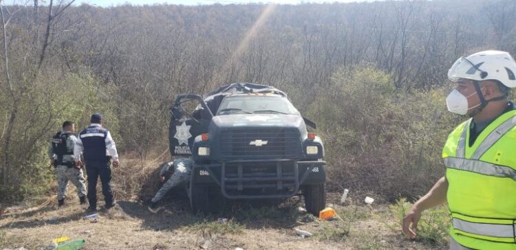 Vuelca camión De la Guardia Nacional, tres heridos