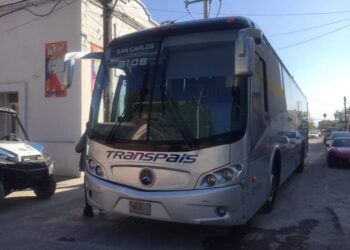 Coche se estrella con autobús