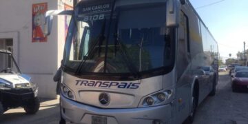 Coche se estrella con autobús