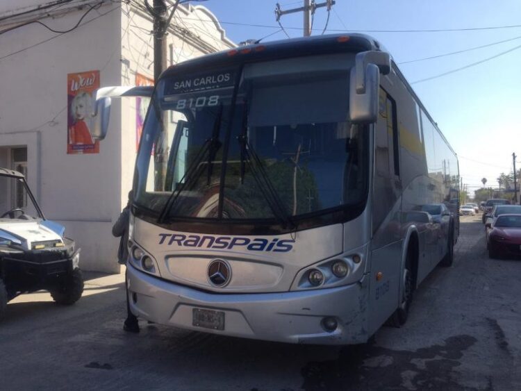 Coche se estrella con autobús