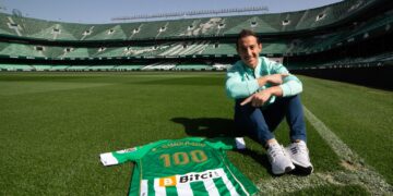 Andrés Guardado recibe homenaje en el ‘Club de los 100’ del Betis