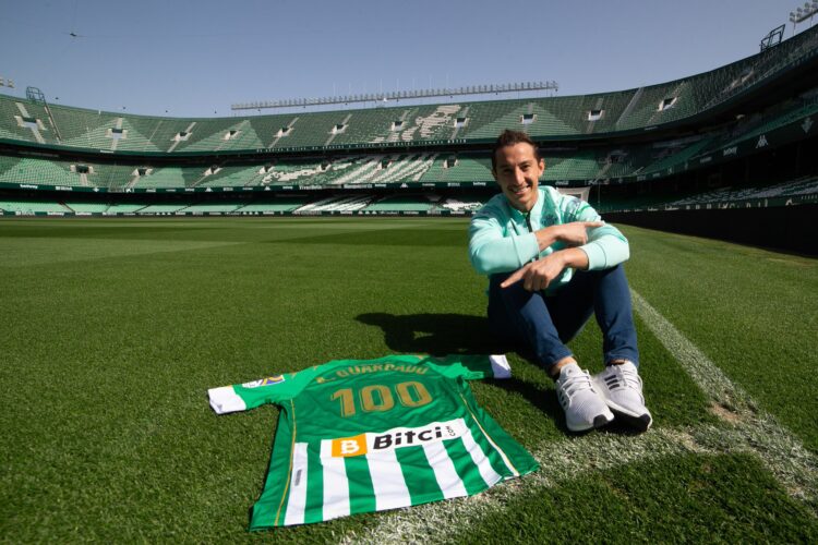 Andrés Guardado recibe homenaje en el ‘Club de los 100’ del Betis