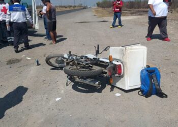 Motociclista se lesiona al chocar con camioneta