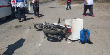 Motociclista se lesiona al chocar con camioneta
