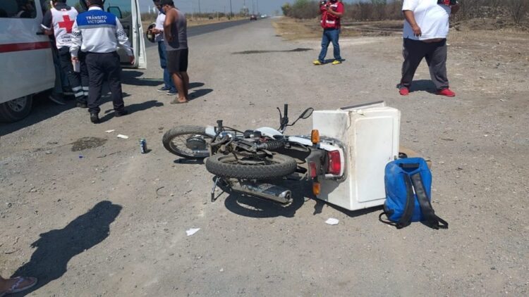 Motociclista se lesiona al chocar con camioneta