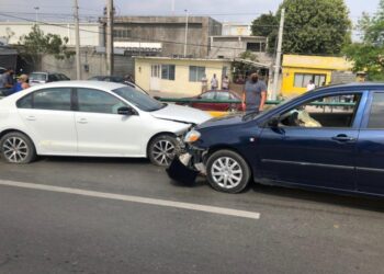 Dos lesionados en aparatoso choque