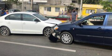 Dos lesionados en aparatoso choque