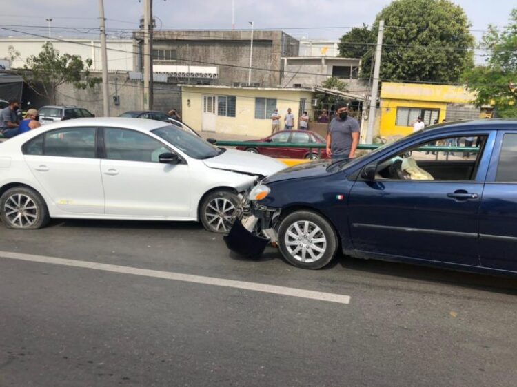 Dos lesionados en aparatoso choque
