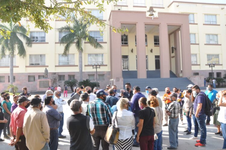 En Victoria, protestan para que les den las escrituras