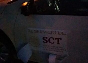 Exhiben a vehículo de la SCT incitando a manifestación
