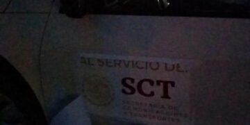 Exhiben a vehículo de la SCT incitando a manifestación
