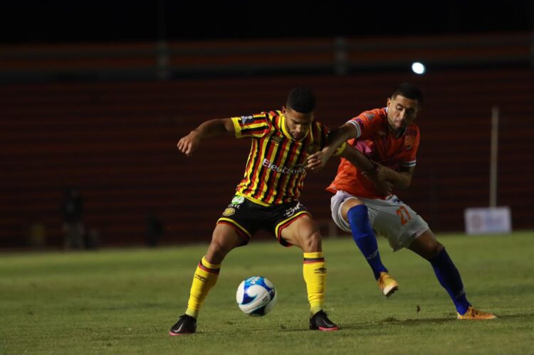 Cae Correcaminos ante Leones Negros