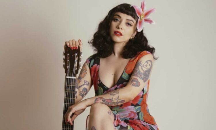 Mon Laferte se deja llevar por la pasión