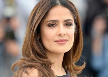 Salma Hayek, cuestiona críticas por usar biblioteca vasconcelos