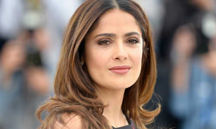 Salma Hayek, cuestiona críticas por usar biblioteca vasconcelos