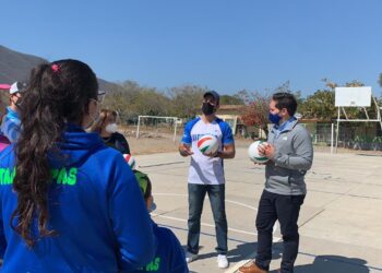 Entregan material para la práctica de voleibol