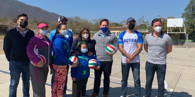 Entregan material para la práctica de voleibol