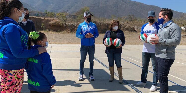 Entregan material para la práctica de voleibol
