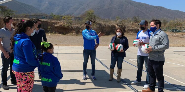 Entregan material para la práctica de voleibol