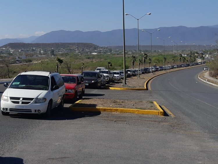 Congestionamiento vial en Polyforum por demanda de vacuna anti-Covid