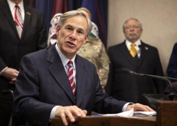 Gobernador de Texas culpa migrantes de propagar Covid-19