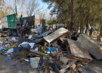 Retira Gobierno de Matamoros de desechos en el área que ocuparon los migrantes